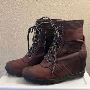 Women’s Sorel Lexie wedge boots. Size 7 maroon
